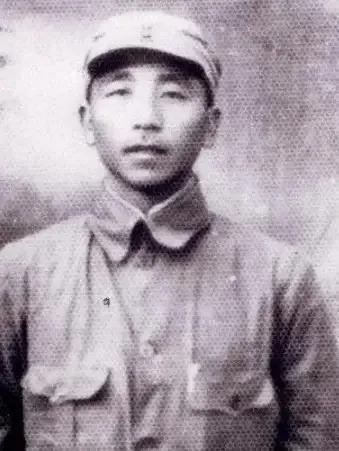 1943年，十几个汉奸押了一个八路军，打算送给鬼子，路上，一个农民把汉奸头子拍下