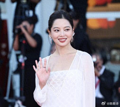国际影后国内查无此片？辛芷蕾机场低调引热议，这波反差太抓马！  威尼斯电影节上，
