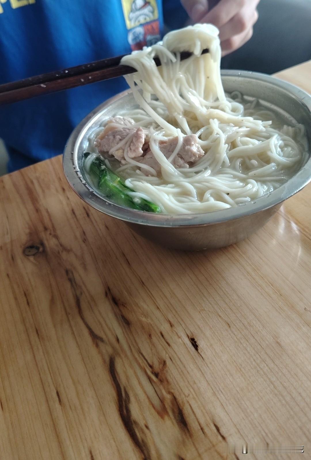 今天早上吃完早餐都已经10点多了，本来我8点钟就起床了，昨晚睡得比较晚，又忍不住