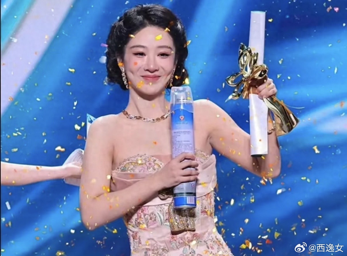 白玉兰现场：杨紫夺视后落泪，杨幂绿裙子醒目，关晓彤终于穿对了恭喜杨紫，终于拿下白