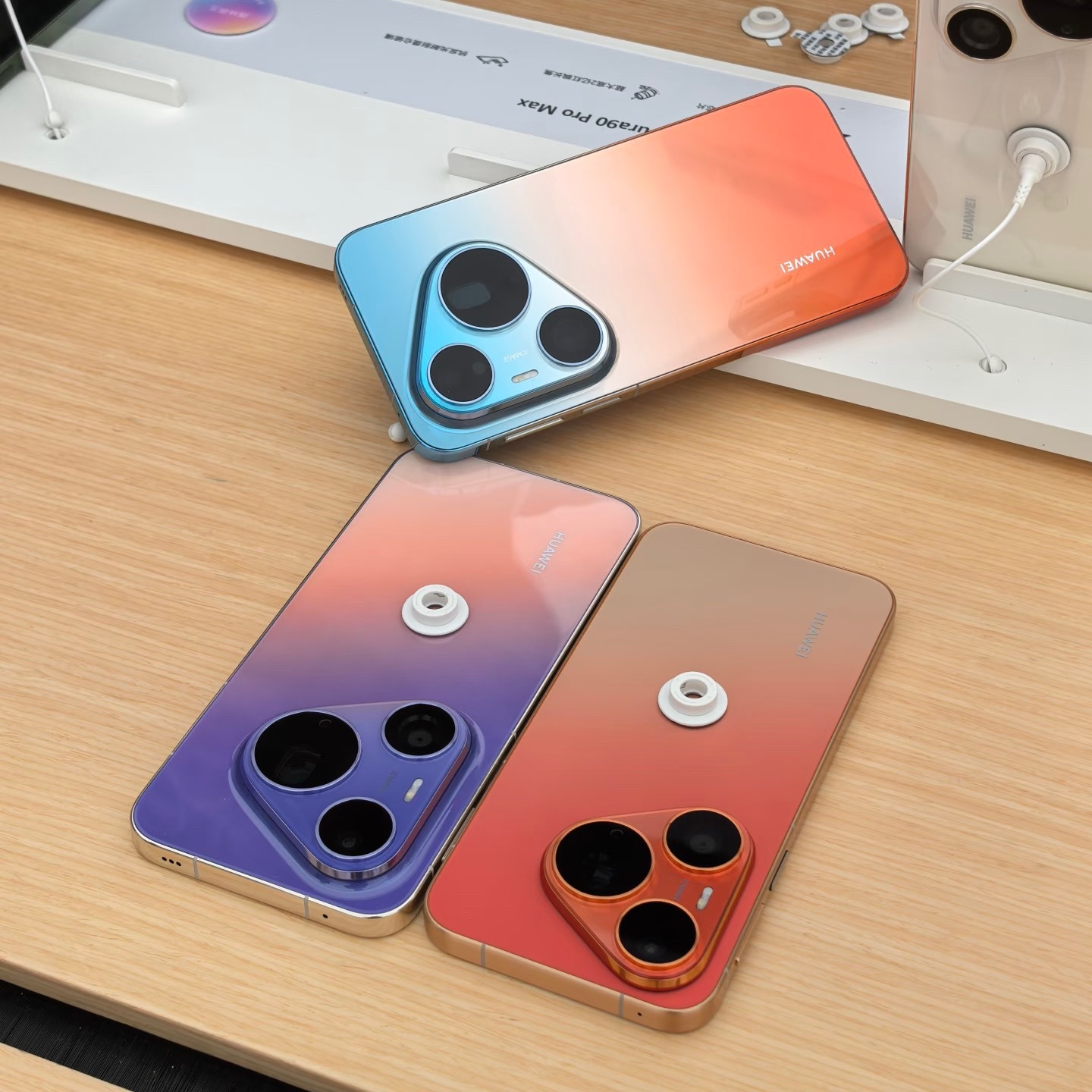 华为P90这个橘子海颜色绝了！真机比照片还好看，是那种很清爽的橘色混着淡淡的蓝，