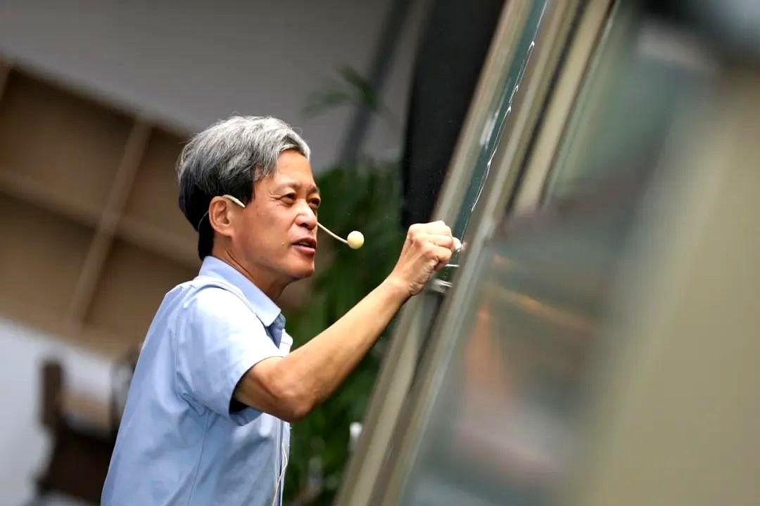 亚洲孩子不会提问，诺贝尔奖照样拿

杨振宁一句话把中日韩学生全扫进去：课堂安静得