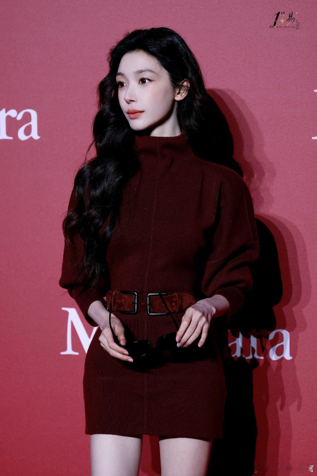 易梦玲衣帽间大得像服装店易梦玲的超大衣帽间…完全是小女孩的梦想||哪个小女孩小时