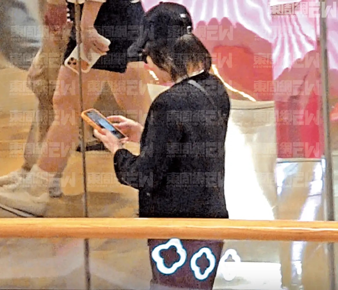 60岁刘嘉玲素颜现身名店购物，十分钟买了两袋，身家逾10亿随便买！ 