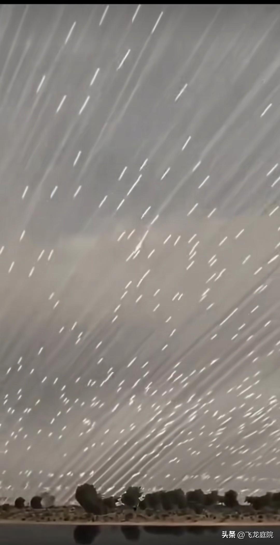 现代流星雨，名字叫“伊朗导弹划过夜空”。伊朗饱和打击以色列，行程多少公里？

一