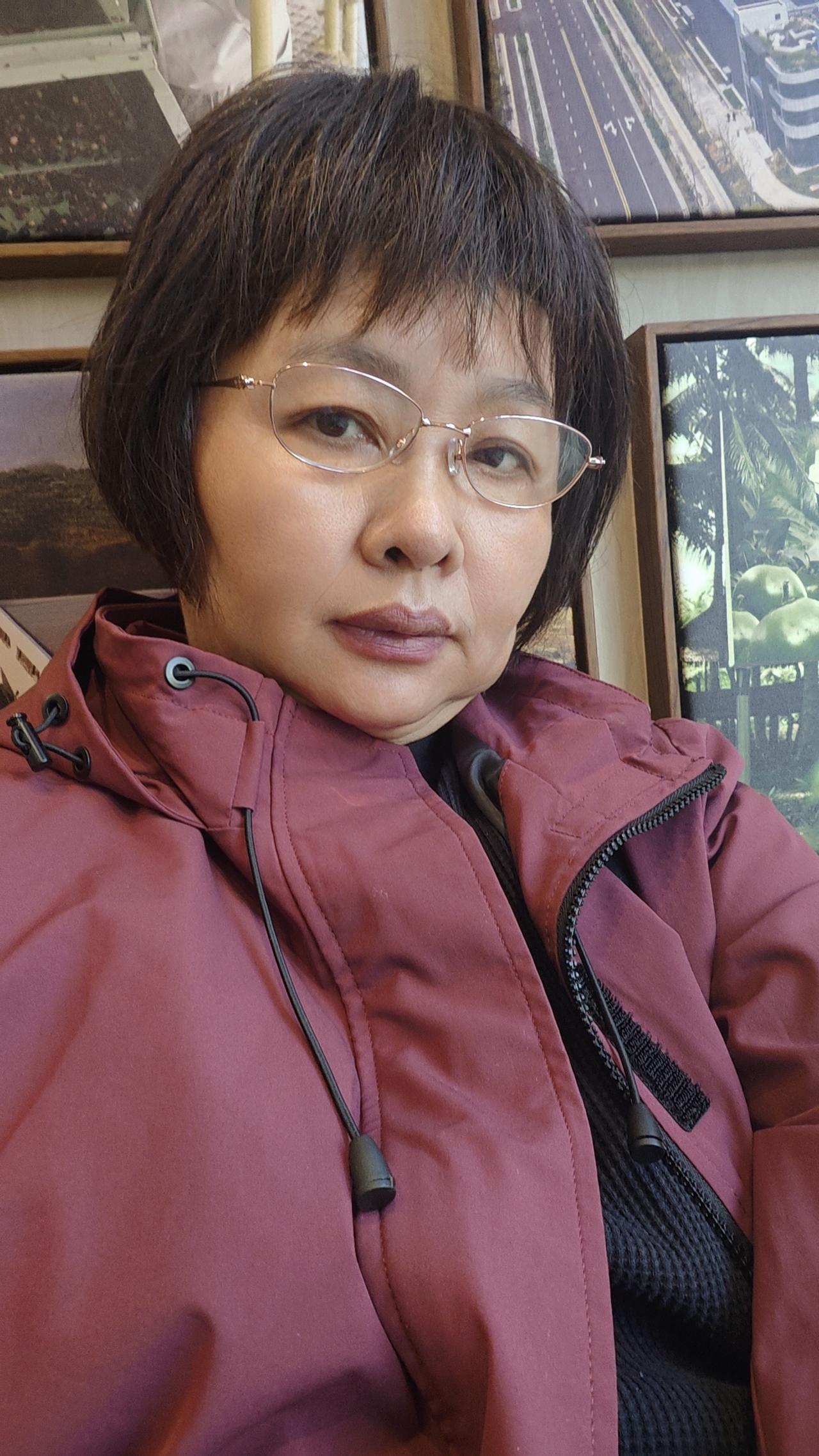 人到六十，慢慢就想通了很多事。以前总觉得头发花白显老，隔段时间就要去染，头皮经常