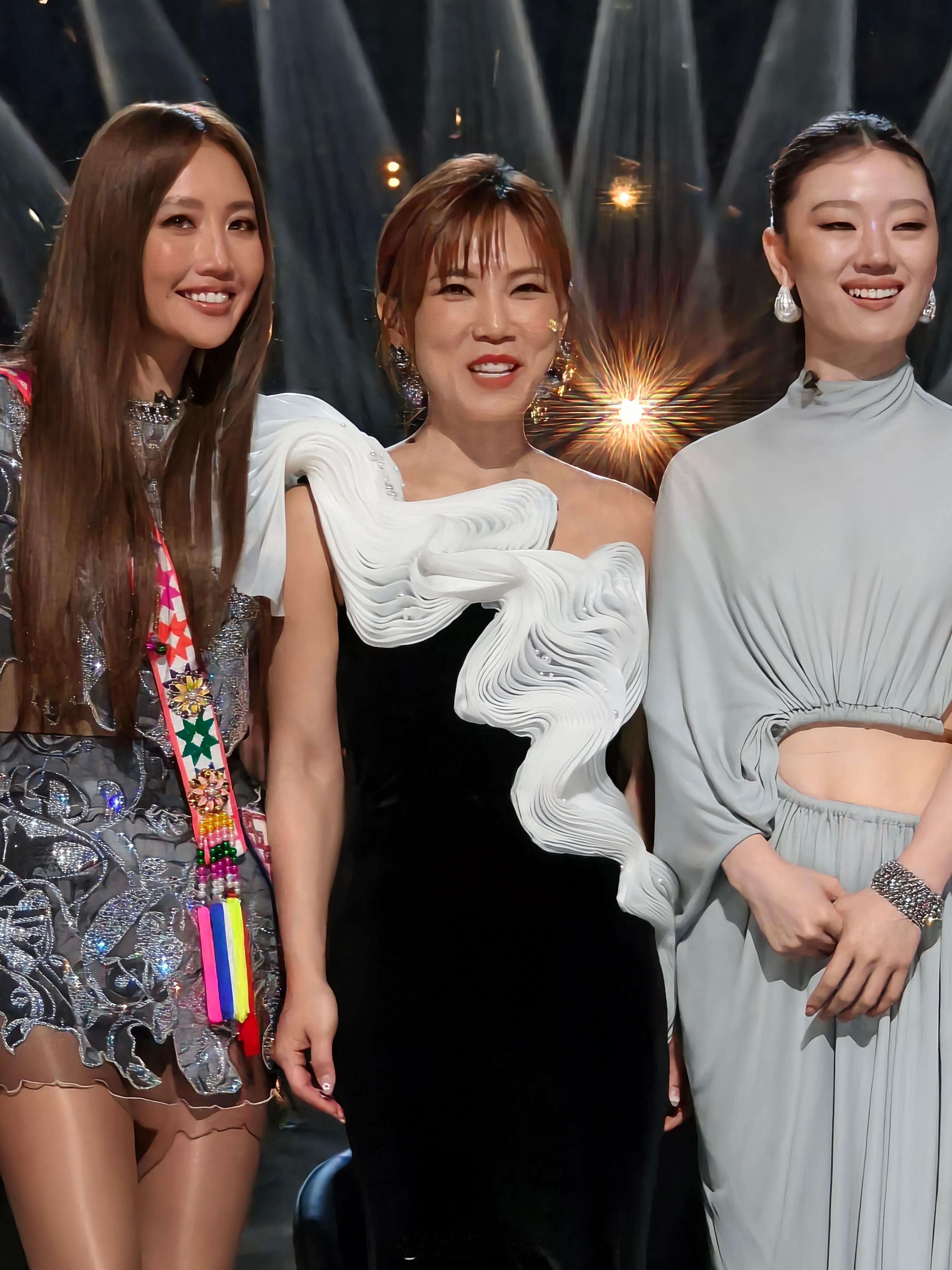 李佳薇ALin单依纯三个小品天后合照 ​​​