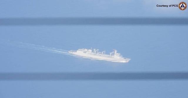 黄岩岛附近，解放军释放非比寻常信号，坦克登陆舰来了

黄岩岛位于南海中部，属于中