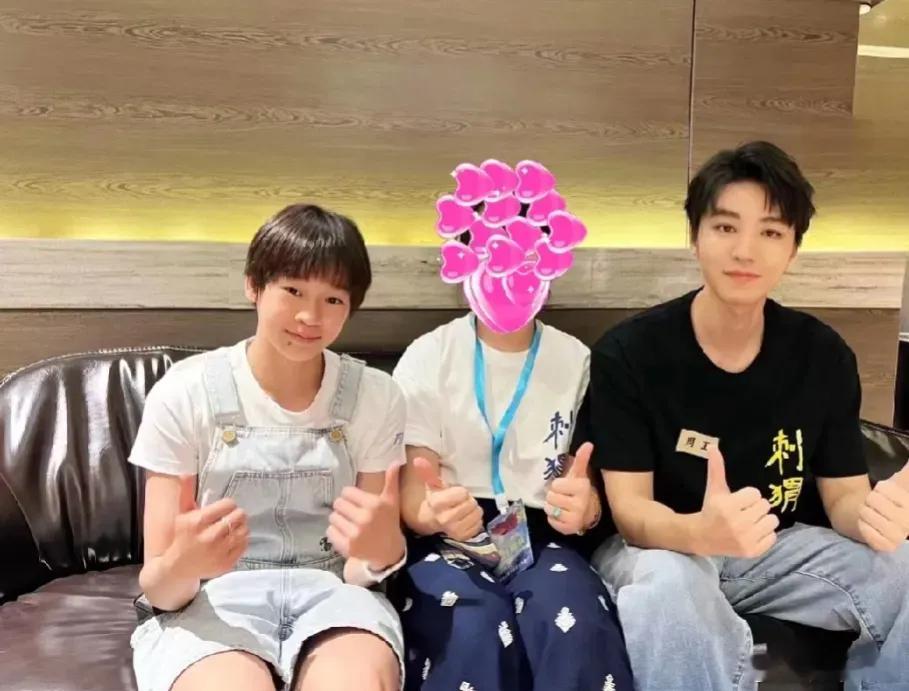 #全红婵王俊凯合影#一时间不知道该羡慕谁，王俊凯你也是火了，能和奥运冠军合照了[