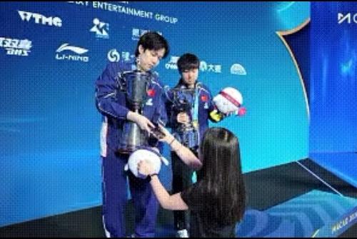 谁还没看昨晚澳门银河综艺馆的颁奖现场！王楚钦孙颖莎双双登顶，单打冠军同框，混双王