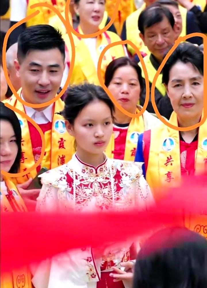 有人说，站在妈祖阿童身边的人，怎么看都不算“面善”。
我倒觉得，这话有点太先入为