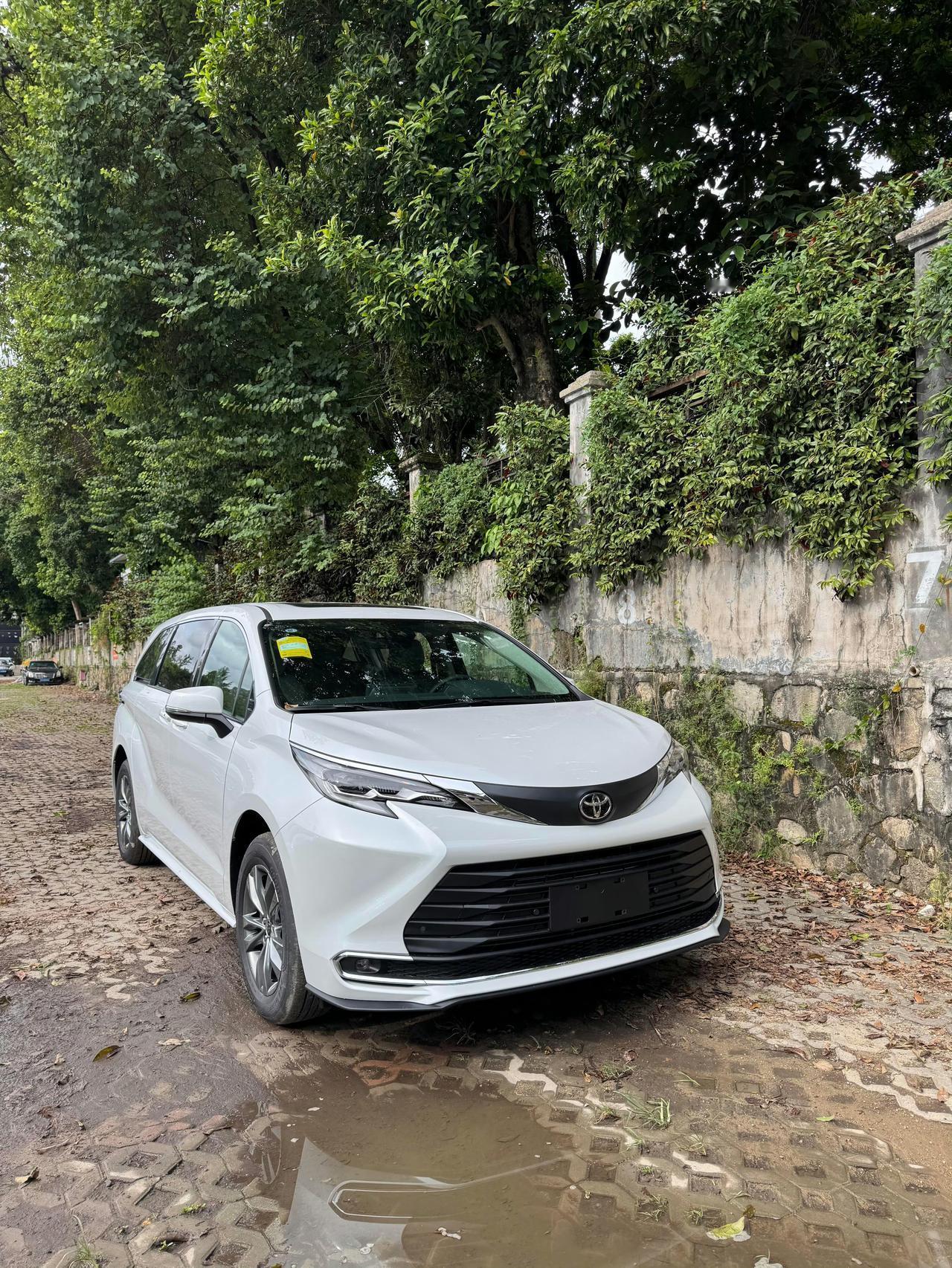 26款赛那舒适版这搭配真的太妙了！18寸熏黑轮毂，那种深邃又带点酷劲的感觉一下就