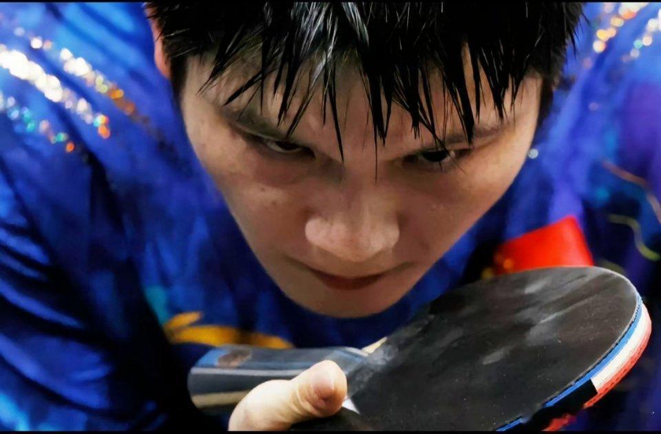 才懂图片的力量从不限于此，樊振东将技术与意志凝于一瞬。他用定格的姿态告诉我们：每