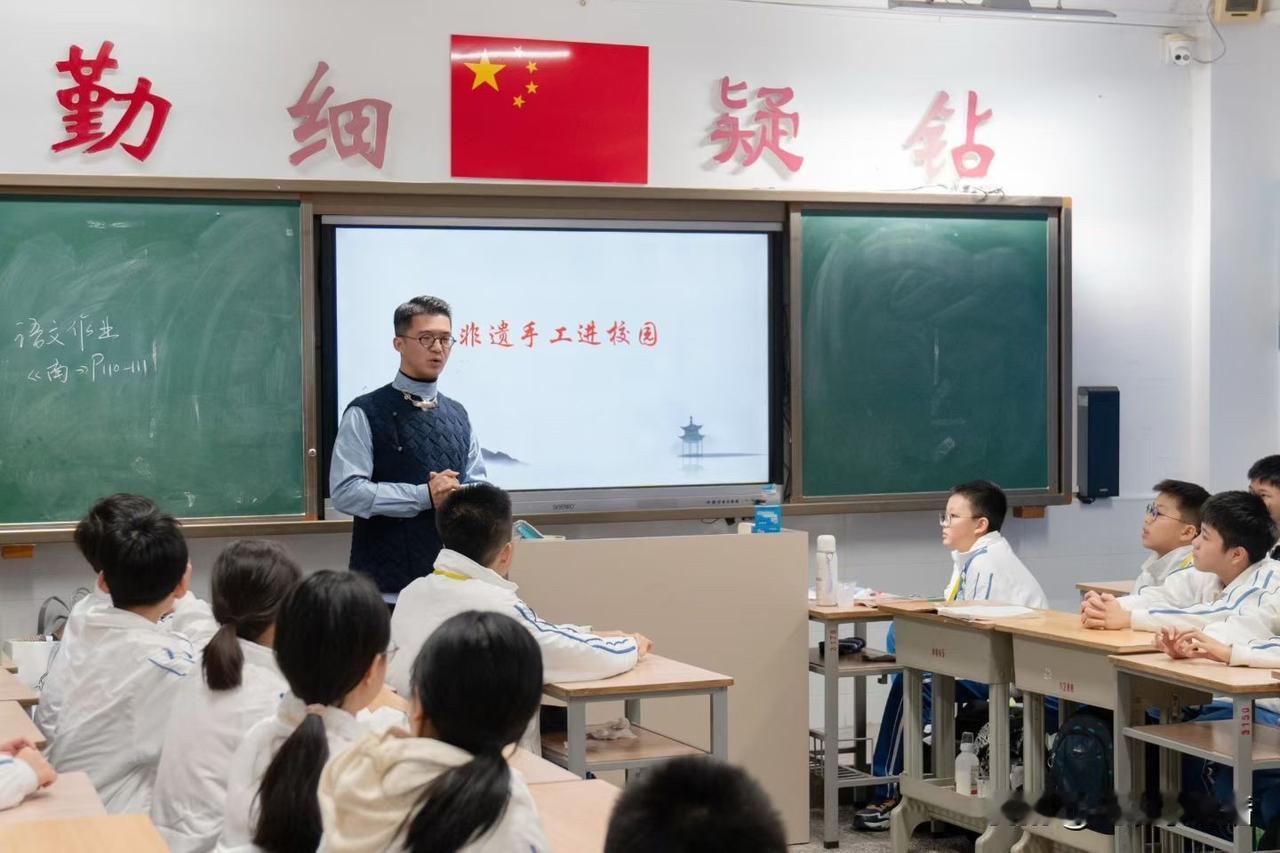 非遗手工进校园(公益项目)
很开心与汕头东厦中学的学生一起体验编织带来的乐趣。氛