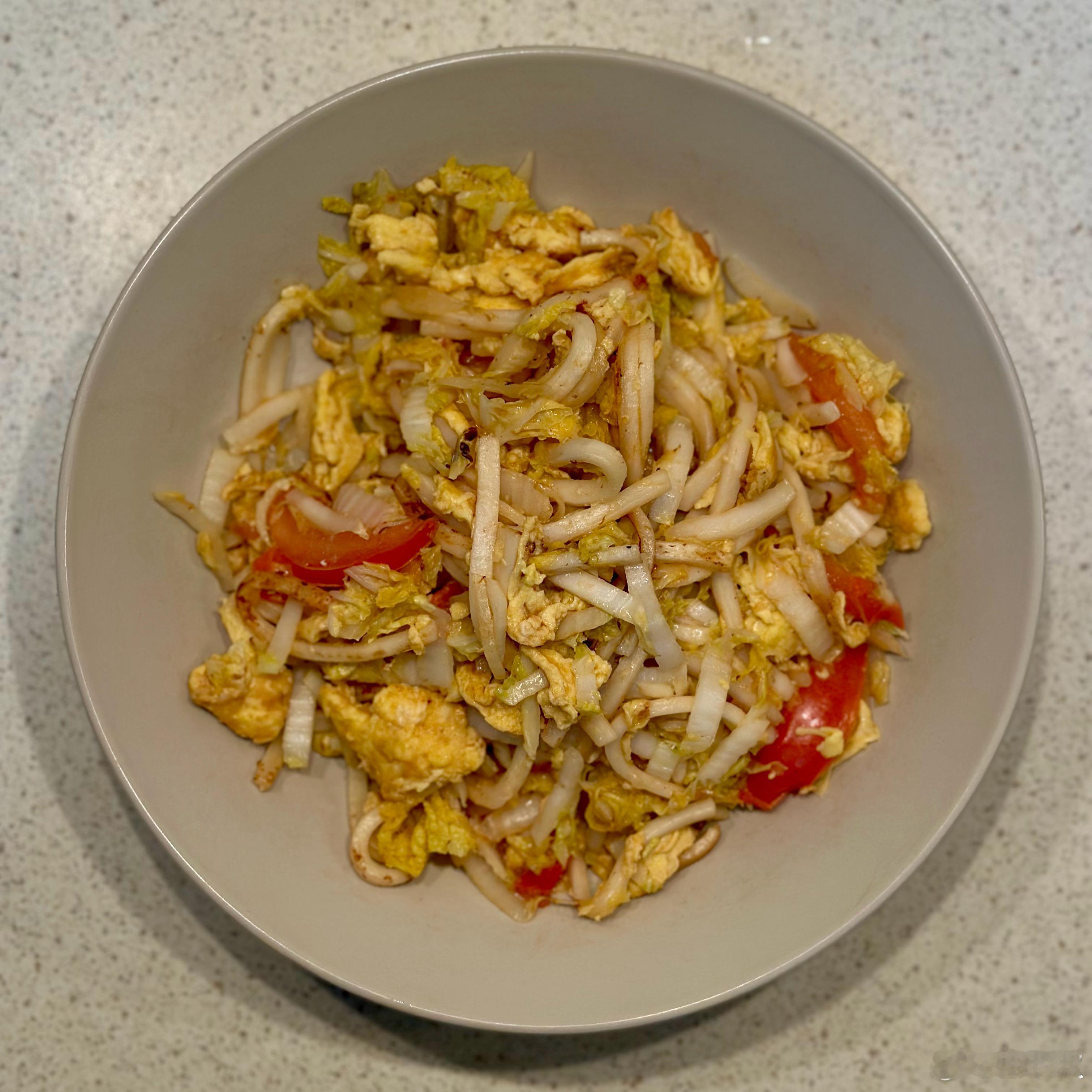 午餐。鸡蛋、娃娃菜、番茄炒饵丝。冰箱里随便凑的一餐，居然还挺好吃。