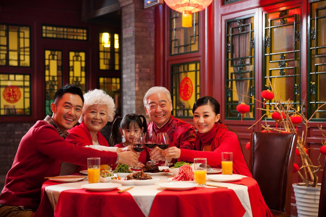 中国一年一度的过年春节，寓意着阖家团圆，幸福安康，同时，包含着辞旧岁迎新春，“一