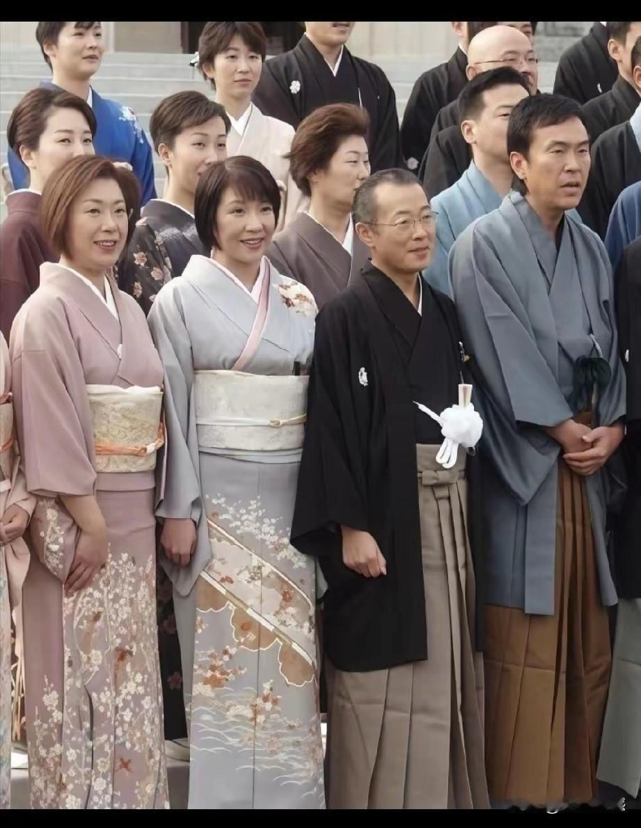 高市早苗年轻的时候穿着和服，看起来还算是个有几分姿色的女人，可是也不知道怎么搞的