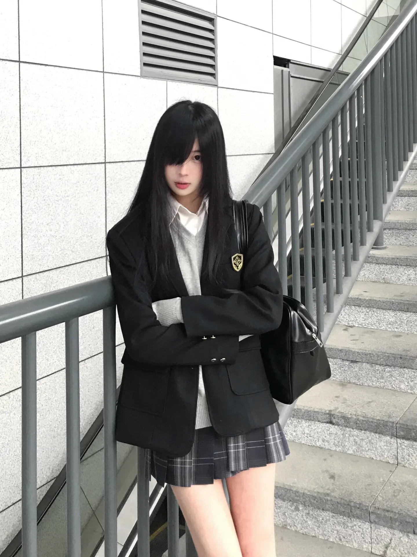 他们对你的精神世界 你极致的崩溃 你永不磨灭的伤疤不感兴趣 他们只在乎你外表是否美丽 不会对你纯洁的灵魂施舍爱意
