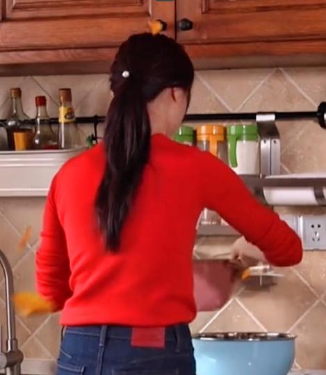 后妈到女儿家，看见正在坐月子的女儿在厨房洗菜做饭，婆婆却在打麻将。她一气之下砸了
