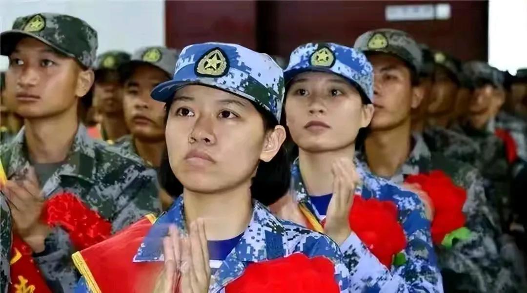 四年前，有两位女兵转业，她们军龄相同，军衔相同，然而选择各异，如今的结局也有着天