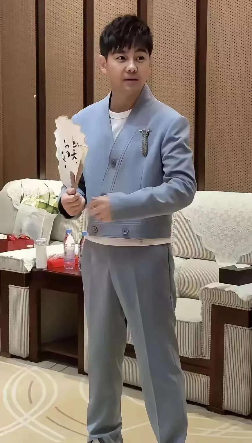小旋风林志颖已经变成这模样了！
林志颖作为很多人心中的不老男神，
他最终也没能抵