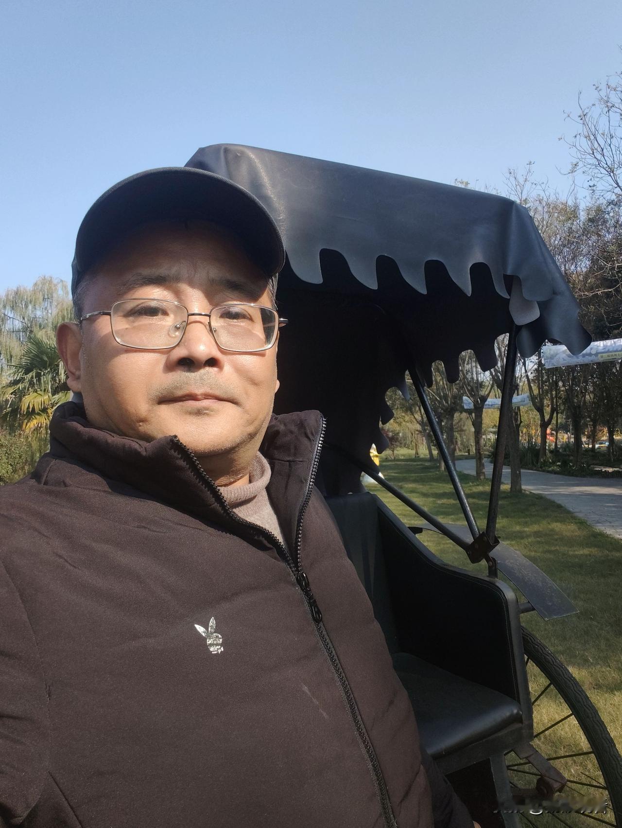 扬州凤凰岛是国家4A级旅游景区，有以下特色：
 
- 生态环境优越：位于“七河八