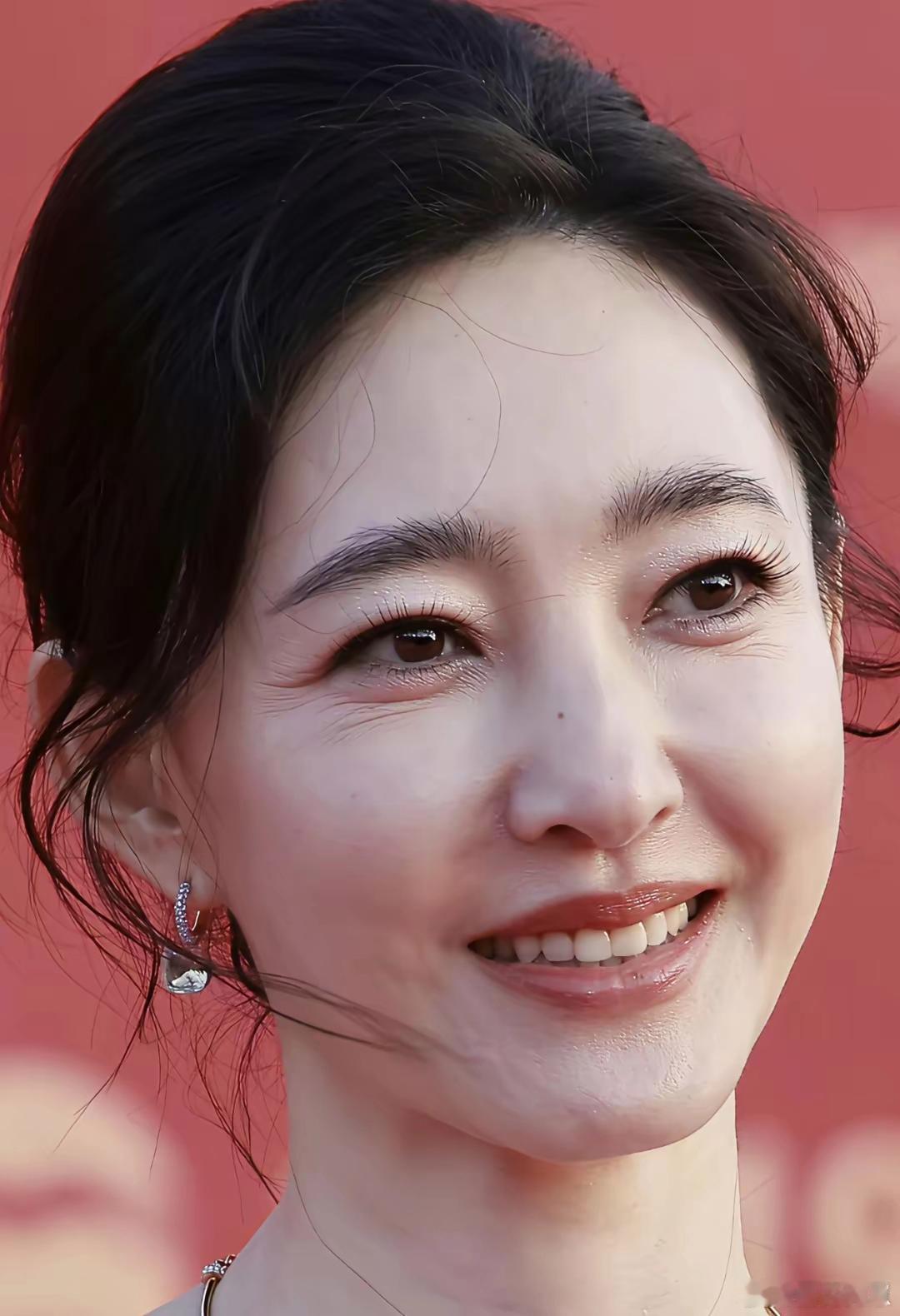 王丽坤真的太绝了！气质清冷又脱俗，颜值更是抗打，妥妥的气质与美貌双在线！ 