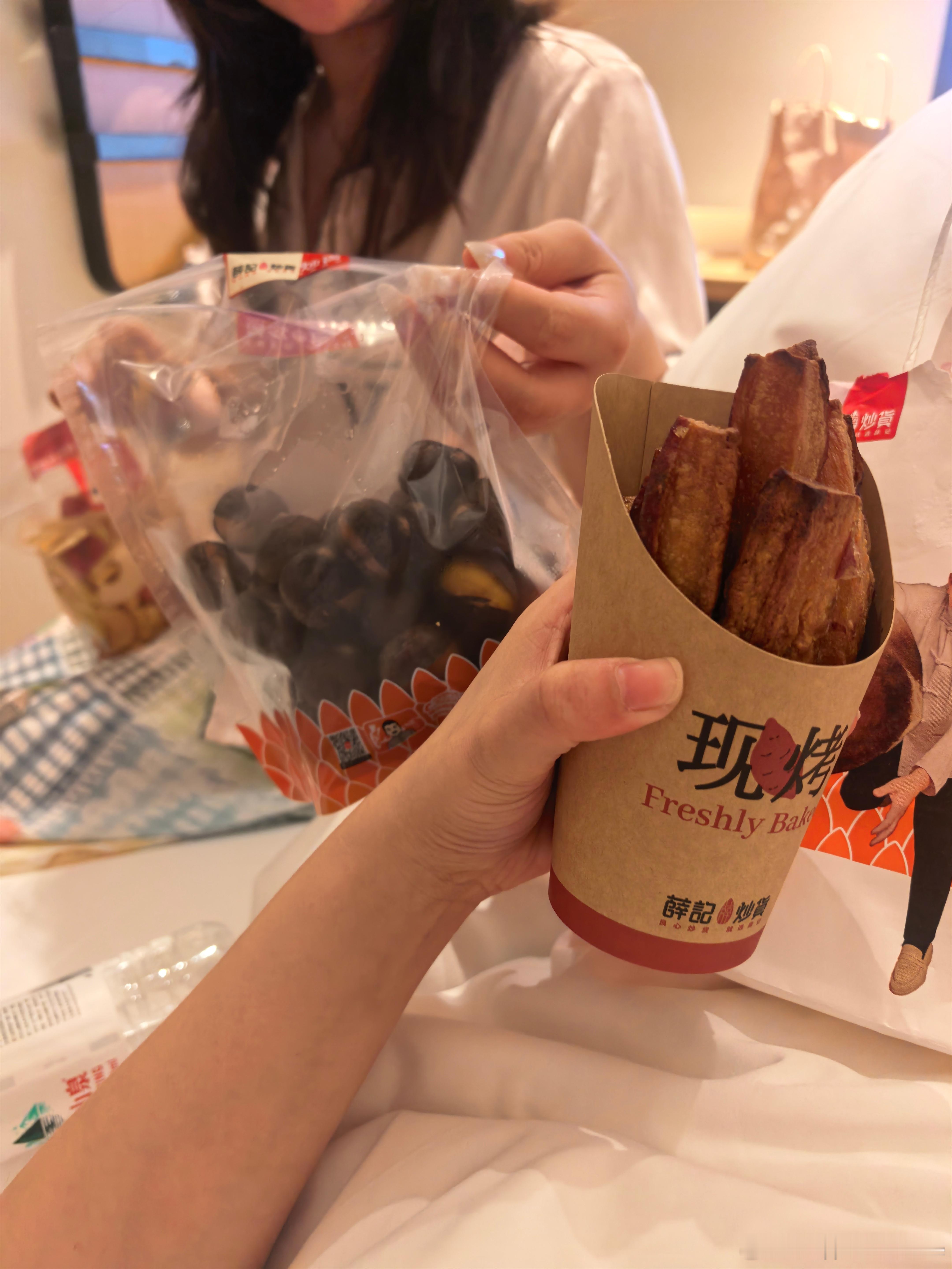 说着要减肥 但是两头猪一点都没少吃 