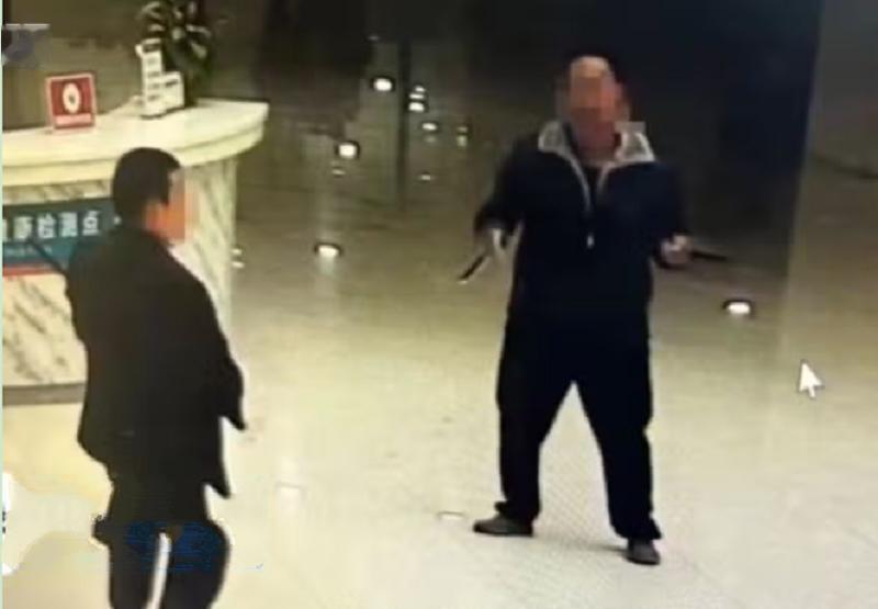 ### 云南省昭通市镇雄县人民医院持刀行凶现场画面 ###  5月7日中午，云南