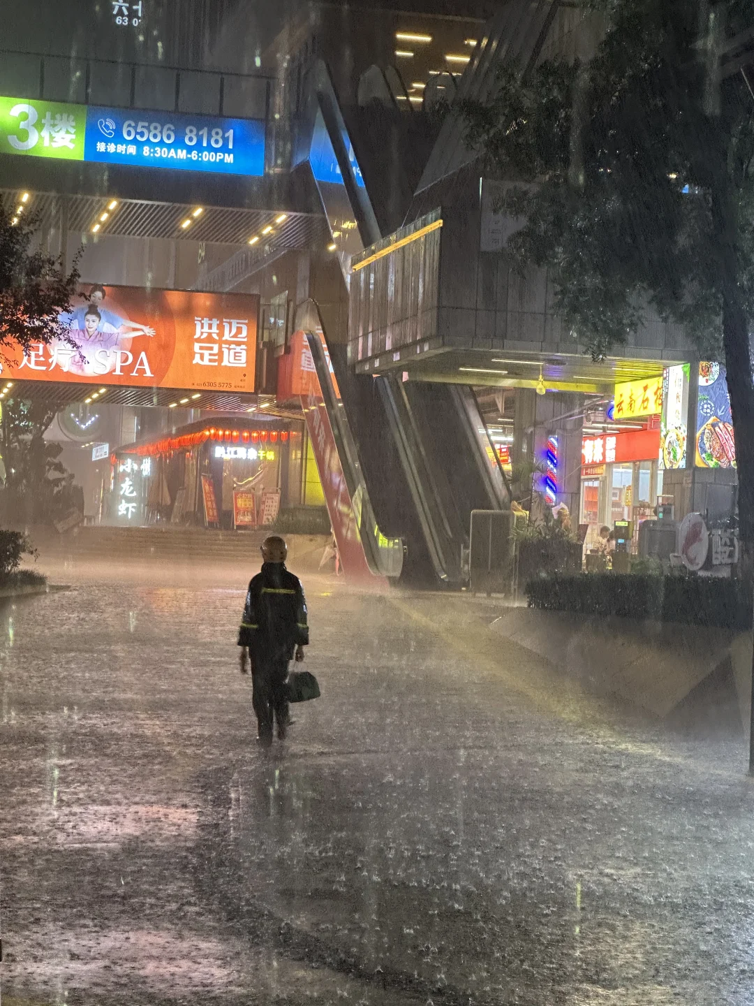 重庆暴雨⛈️闷炉山城终于下大雨了。。。
