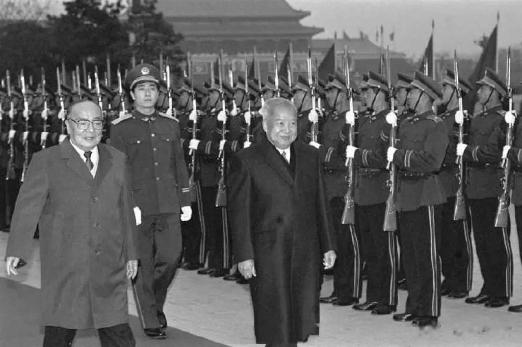 1990年10月，柬埔寨国王西哈努克访问中国，在国家主席杨尚昆同志陪同下检阅中国