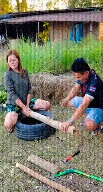 别提了，就让她帮忙扶会儿木头，我砍几下的事儿，结果她愣是坚持不住。
说实话，当时