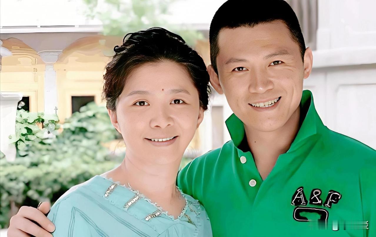 特地去查了下迟鹏老公智磊

发现他的家世可真不简单

三代男人都很有来头

智磊