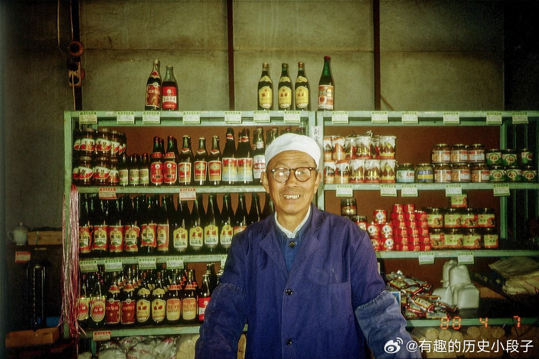 八十年代 一家国营供销社老照片那个时期是凭借一些票加上现金这种双轨购物模式。大家