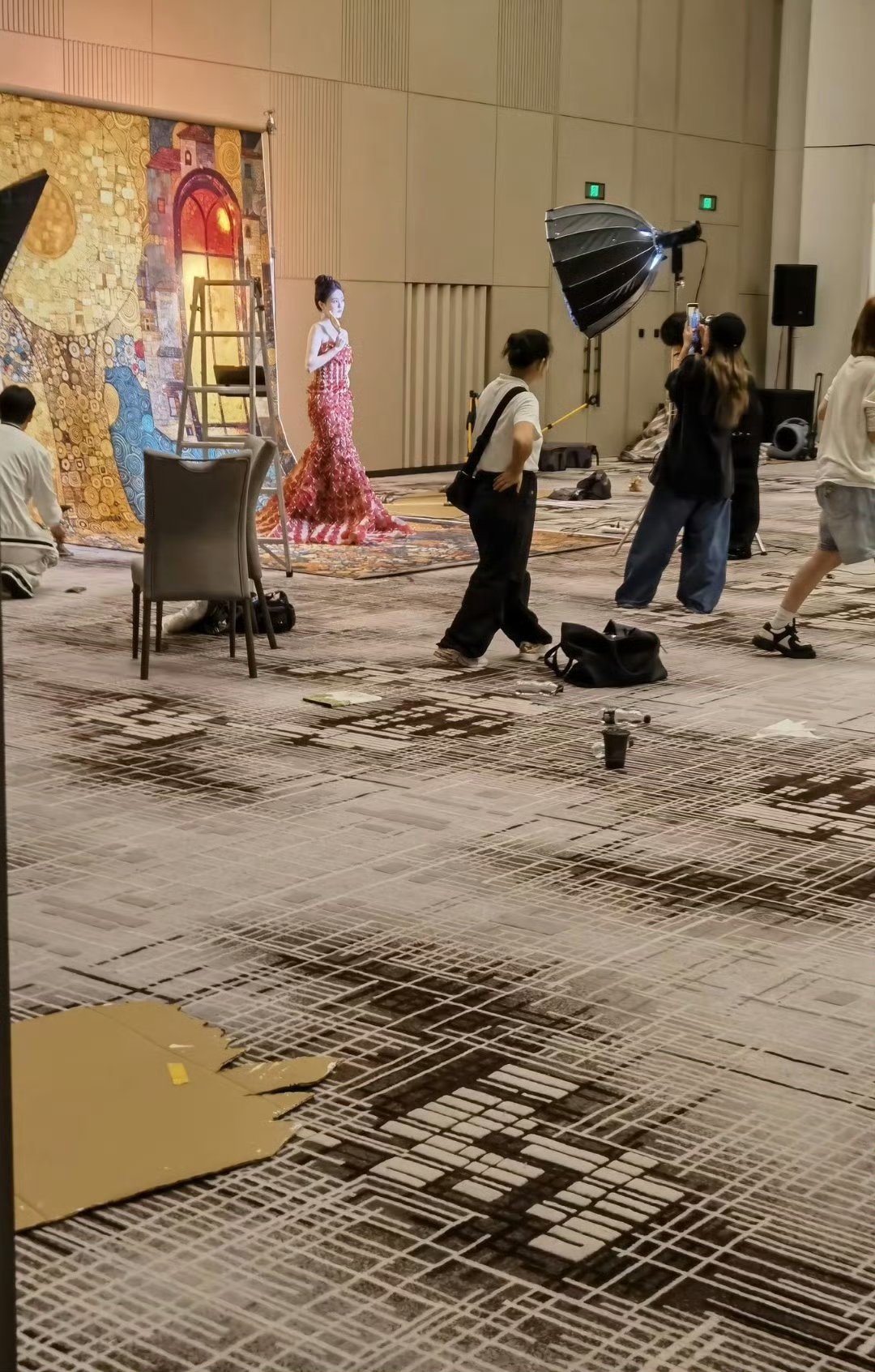 很难想象白鹿芭莎之夜出发图竟然是在这种环境拍的！[笑cry] ​​​