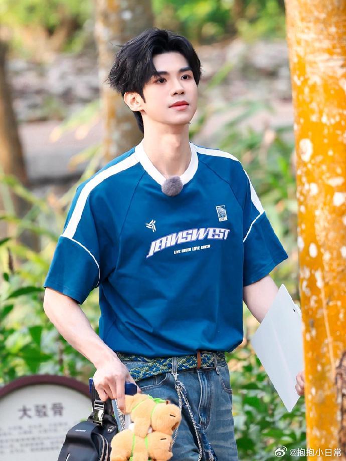 我选择李晋晔帮我做PPT初入职场金融季初入职场金融季的李晋晔堪称PPT全能选手，