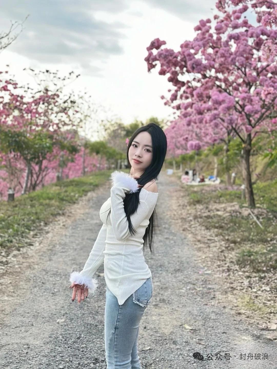 樱花树下，少女轻倚，春意盎然，真的美极了