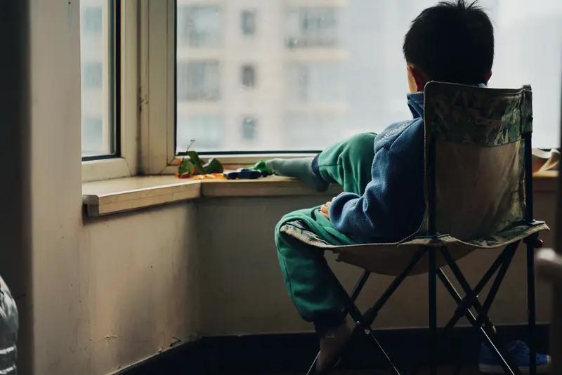 员工为照顾3岁自闭症孩子拒绝异地调动，遭公司解雇，法院怎么判？



一边是养家