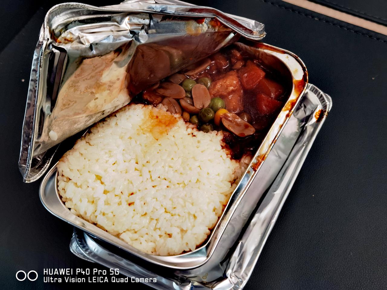 大家发现没？航空公司飞机上的饭是最难吃的，那种米恐怕是全中国最难吃的了，不知是从