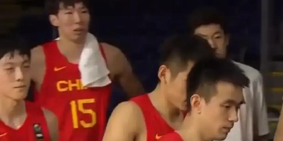 最后三分钟，领先4分。张曼曼伸手那一下，我心跳都停了。

一个完全没必要、不冷静