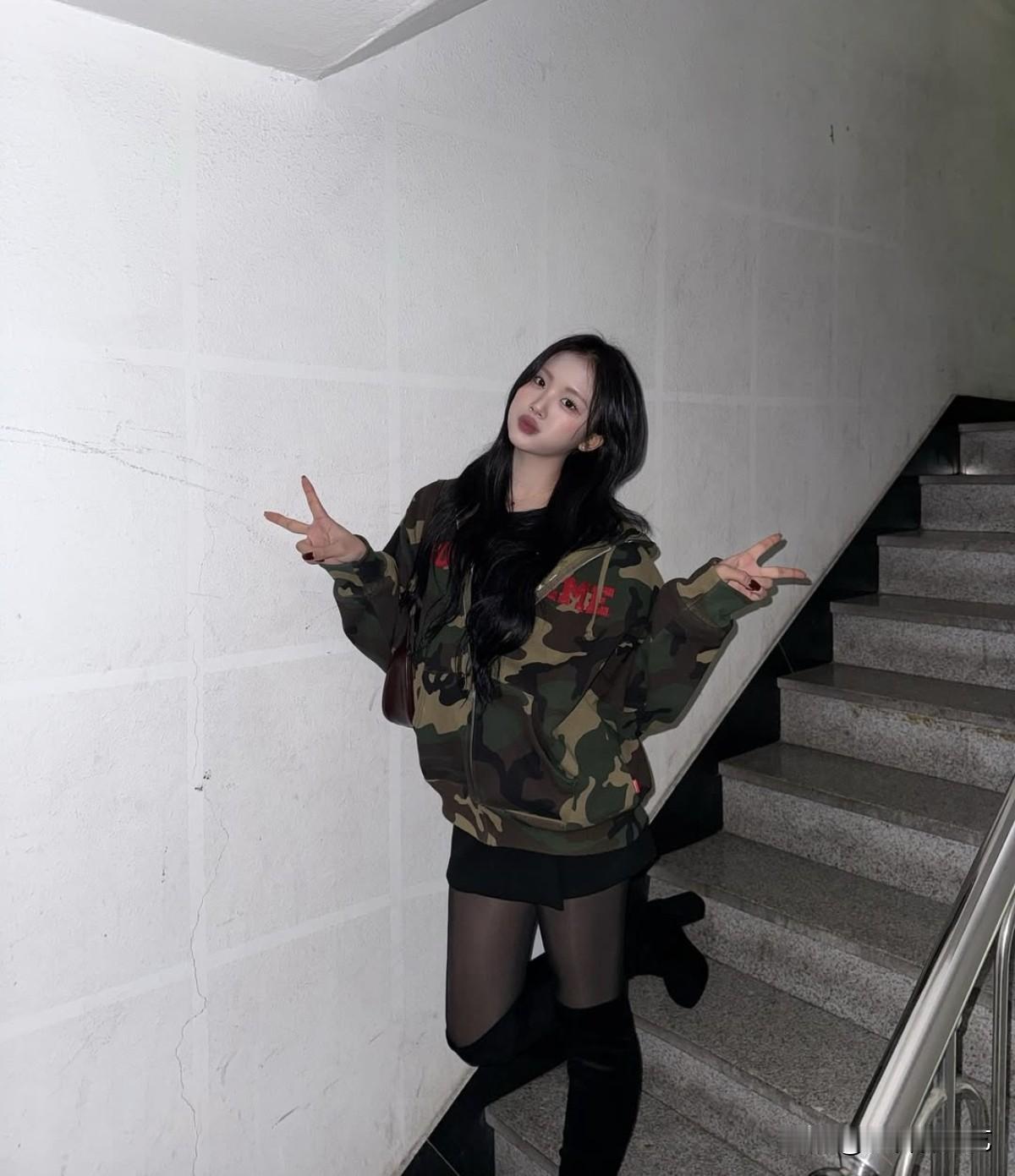 10日，前足球选手李东国的女儿在诗在自己的Instagram上发布了多张照片。照