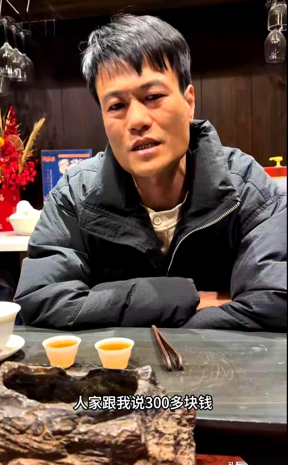 这事儿真是绝了。
一个天天跟车打交道的二手车老板，防了一辈子鹰，最后在高速上被俩