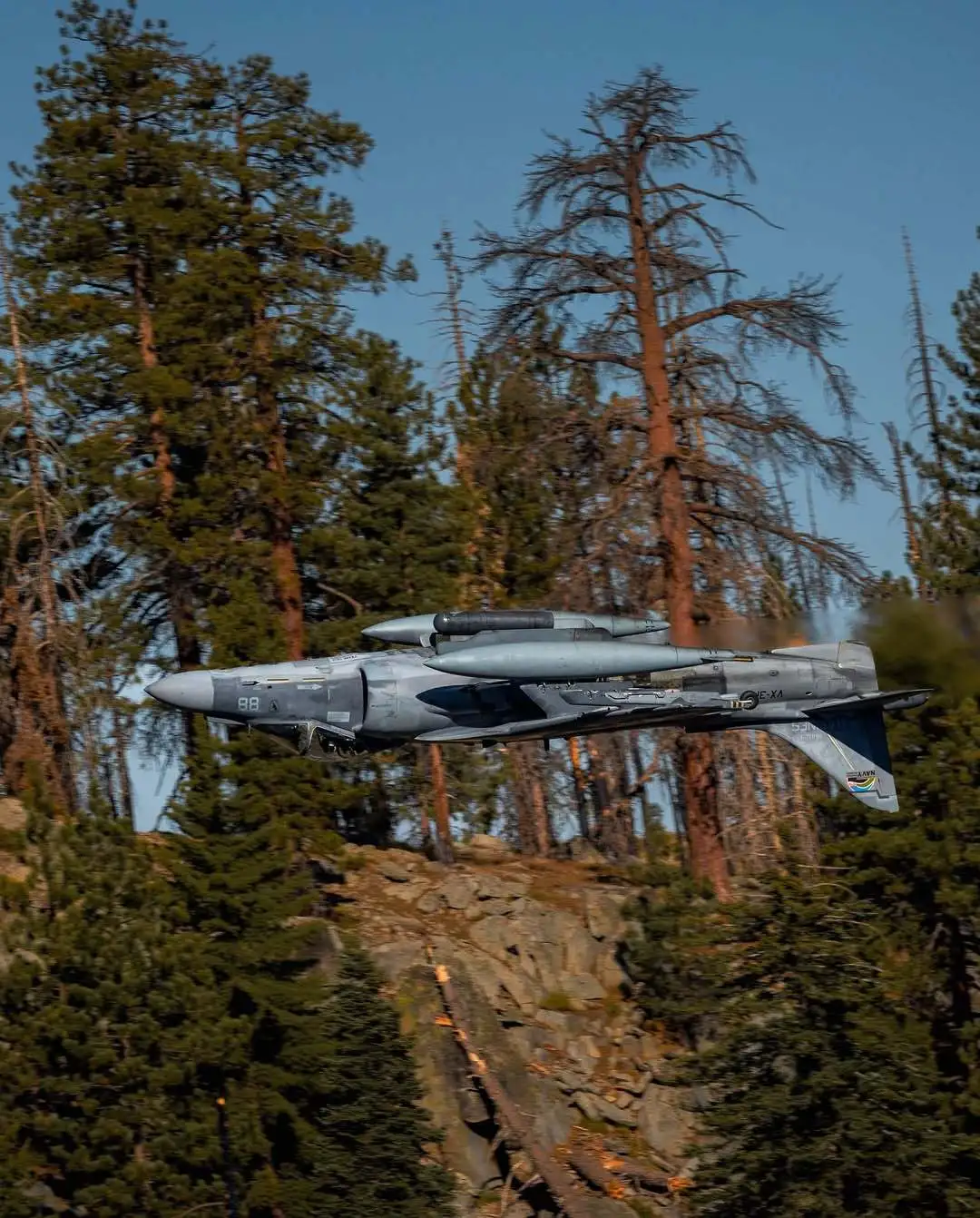 鹞子翻身！美国海军陆战队AV8B飞跃山顶