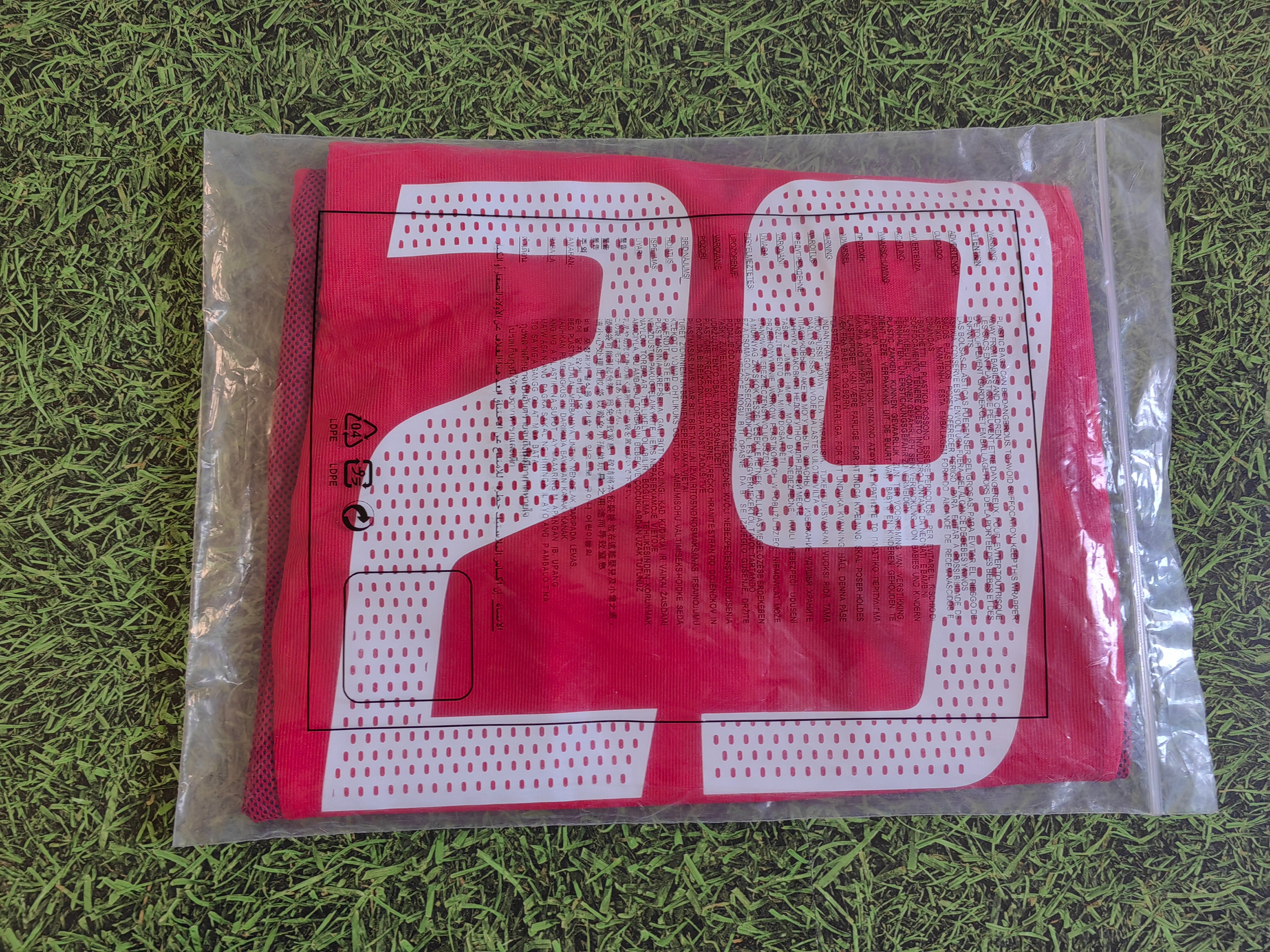 不开玩笑，我真有一件拉姆的29号拜仁球衣…购买多年，这件球衣的袋子居然至今还没有