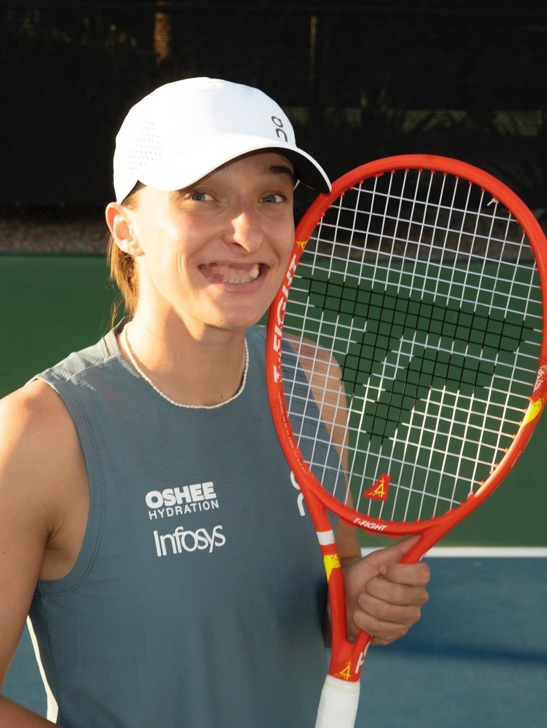 斯瓦泰克带着新涂装拍开启红土赛季斯图加特站萨巴伦卡、郑钦文赛前退赛，但卫冕冠军是