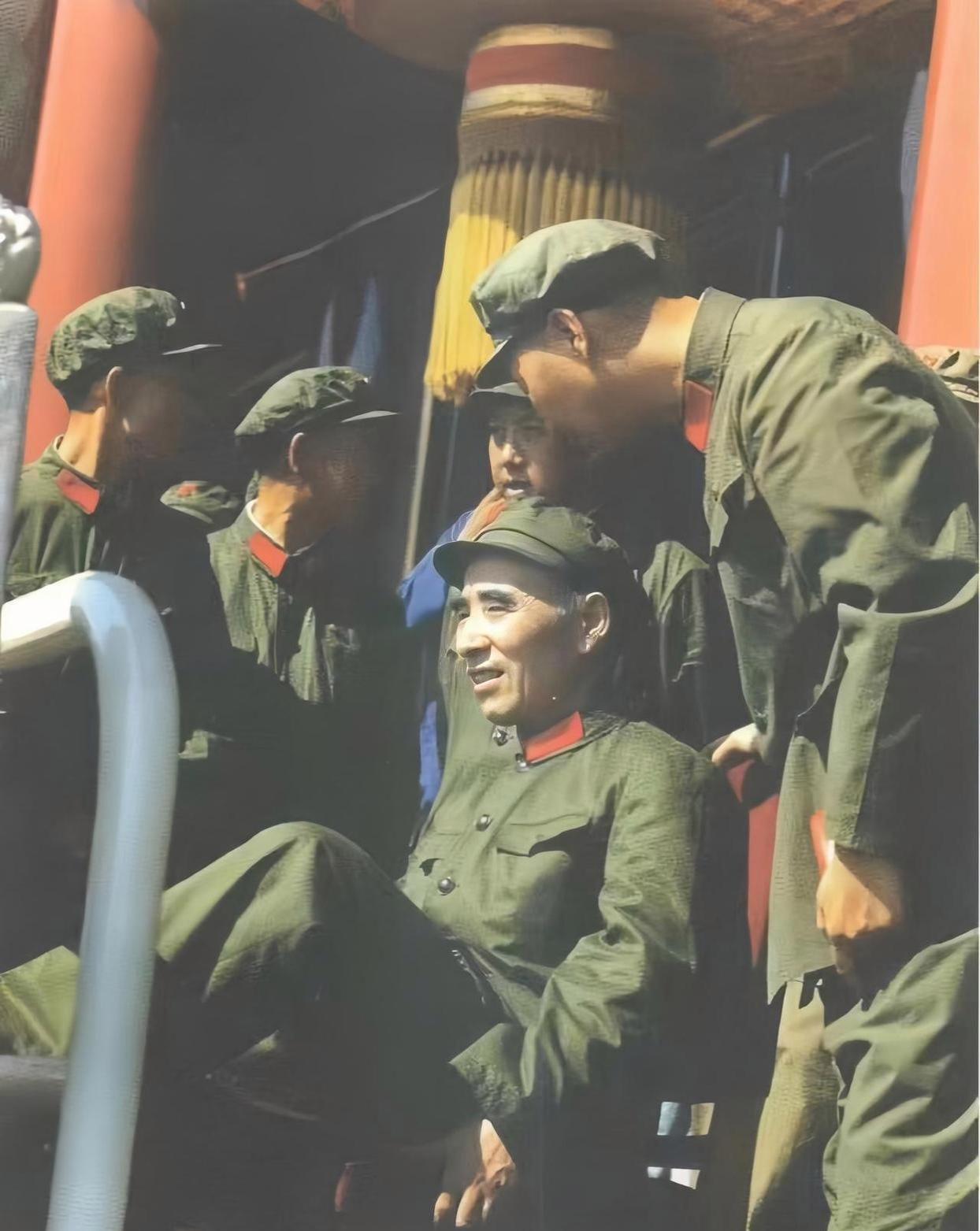 此时的他已经被定为毛主席的接班人。