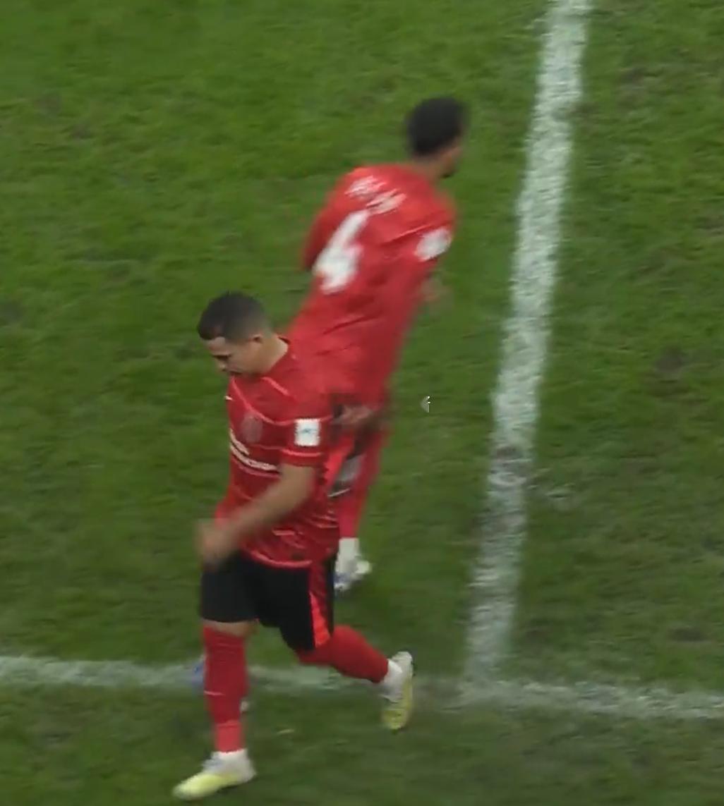 周定洋制造点球，费利佩主罚命中！蓉城领先～进球后老徐迅速做了一个人员调整 用德尔