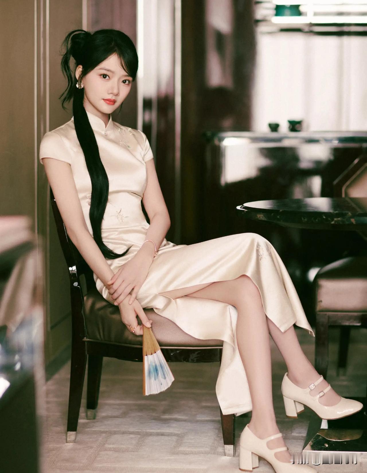 任敏旗袍装美上热搜，剧里要有这一半的状态，也不至于被骂得那么惨了。一时间，真分不