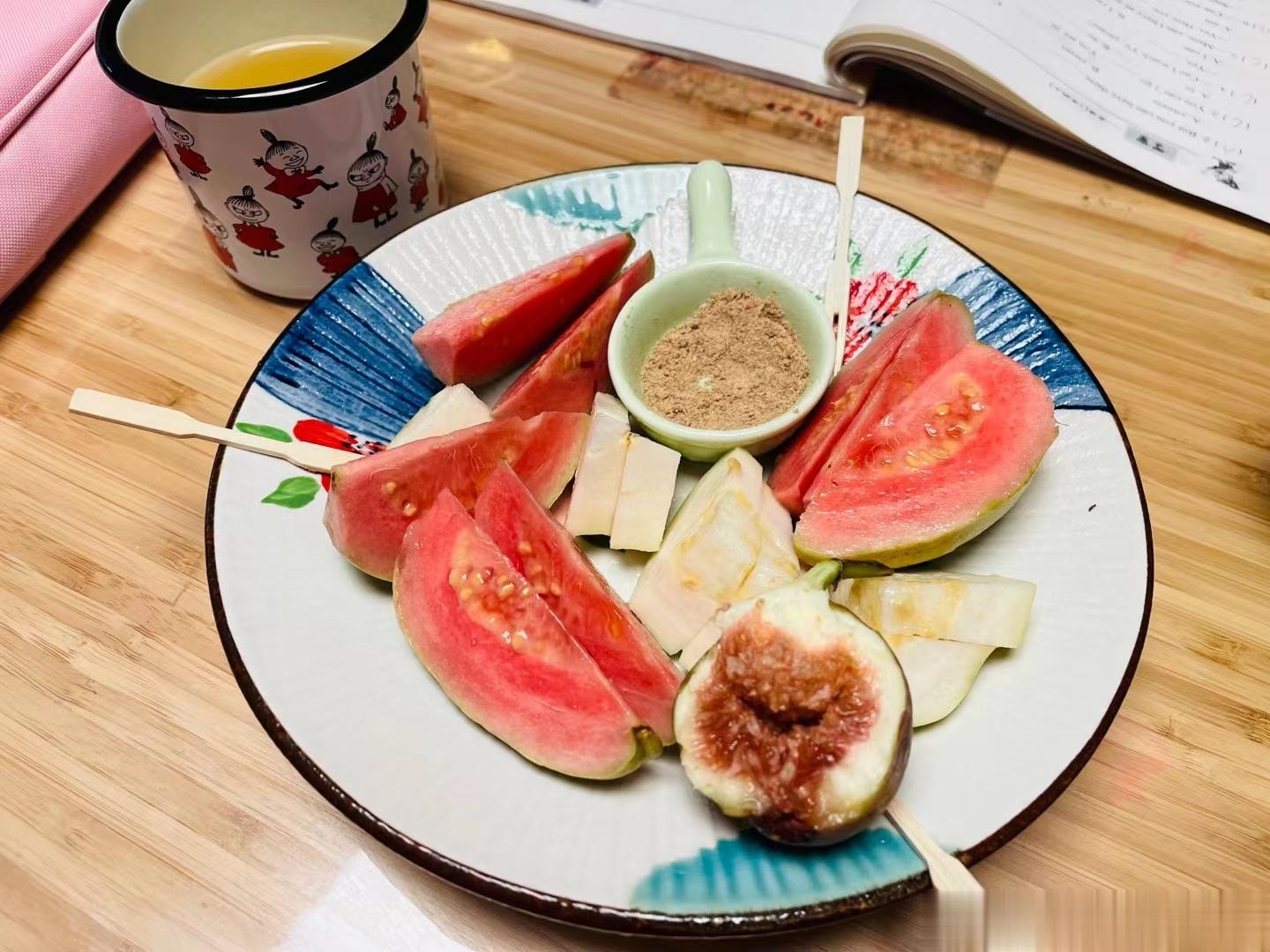 一不小心芭乐自由了，🆓🆓🆓我和辰辰喜欢切开优雅的吃，桐桐宝贝则喜欢捧着🤲