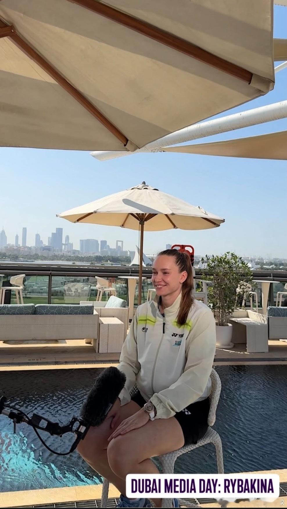 莱巴金娜在迪拜的媒体日好多笑容，感冒应该好了吧wta